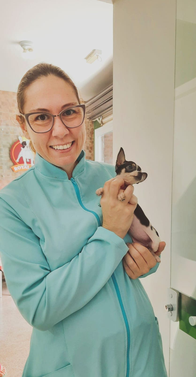 Dra. Ariane Portela, dermatologista veterinária em Curitiba, com paciente